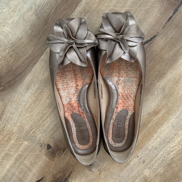 Born Shoes - Born Floral Silver Footbed Cushioned Flats Size 8